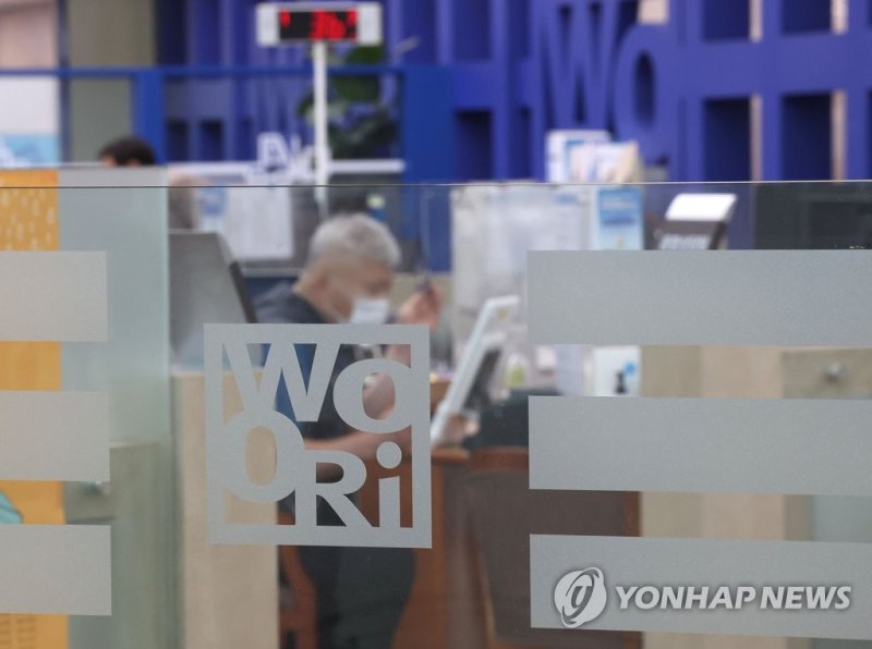 우리은행, 주담대 한도 제한 등 가계대출 관리 강화 오늘부터 전세사기 피해자에 저금리 대환대출 (서울=연합뉴스) 류영석 기자 = 시중은행의 전세사기 피해자들에 대한 저금리 대환 대출이 시작된 24일 오후 서울 중구 우리은행 본점 영업 창구의 모습. 국토교통부는 이날 우리은행을 시작으로 다음 달 국민·신한·하나은행과 농협이 주택도시기금을 활용한 전세사기 피해자 대상 대환 대출을 취급할 예정이라고 밝혔다. 2023.4.24 ondol@yna.co.kr (끝)