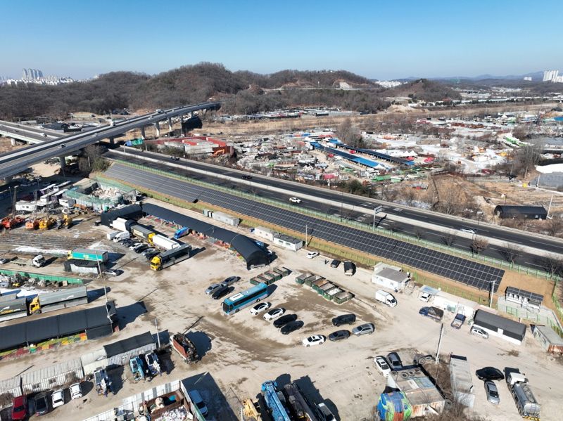 고양시 덕양구 현천동 제2자유로 경사면에 설치된 태양광발전소. /고양시 제공