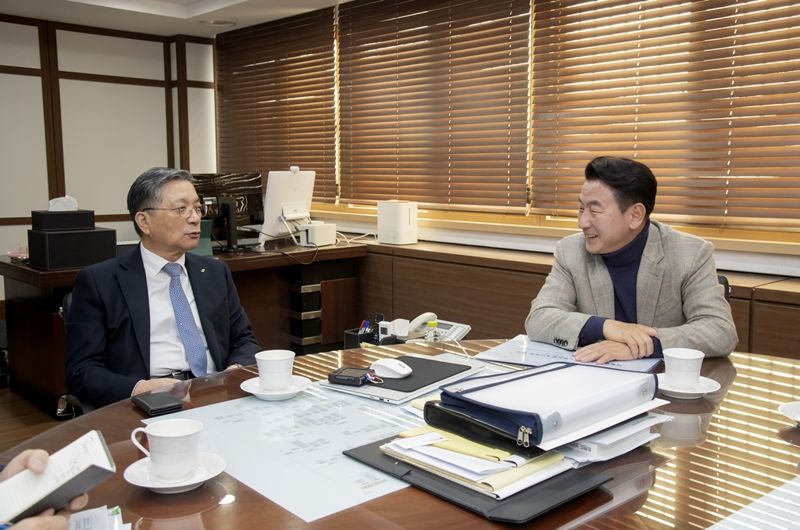 김동근 의정부시장(오른쪽)과 이한준 LH사장이 의정부 법조타운 교통대책에 대해 논의하고 있다. /의정부시 제공