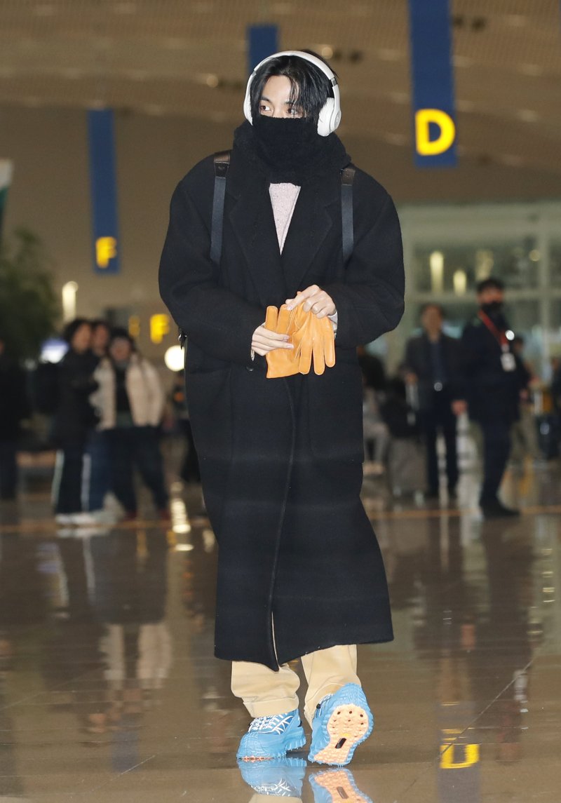 방탄소년단(BTS) 뷔가 해외 일정을 위해 27일 인천국제공항을 통해 영국 런던으로 출국하고 있다. ⓒ News1 권현진 기자