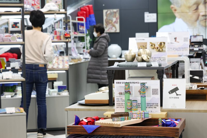 롯데마트 '보물' 매장에서 한국 전통 기념품 사볼까