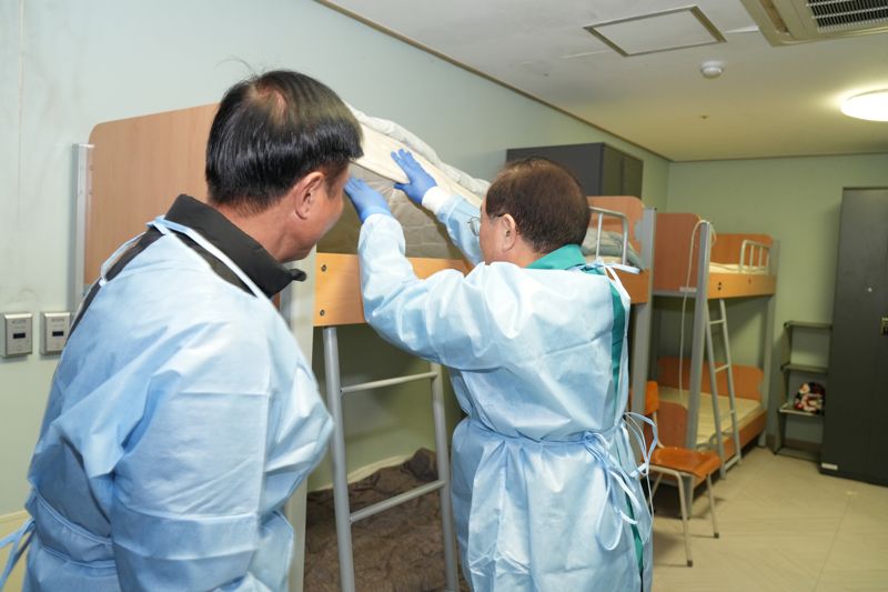 하윤수 부산시교육감이 27일 동래고등학교를 찾아 빈대 발생 우려 지역을 점검하고 있다. 부산시교육청 제