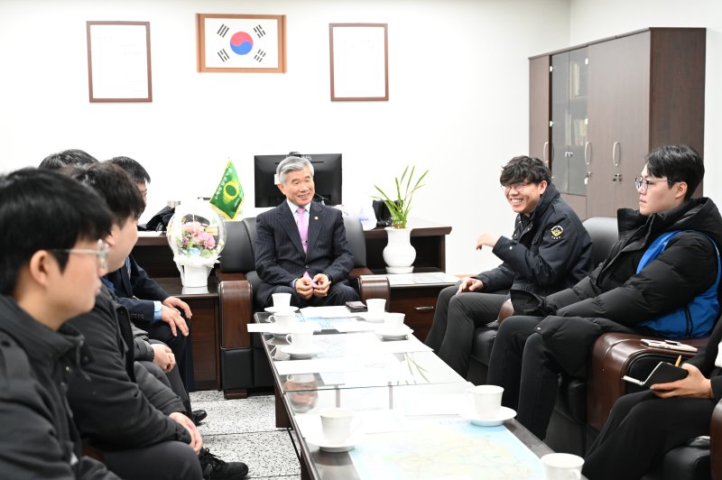 이기식 병무청장이 27일 오전 대전시 동구 한국철도공사를 방문, 복무 중인 사회복무요원들과 소통의 시간을 갖고 있다. 사진=병무청 제공