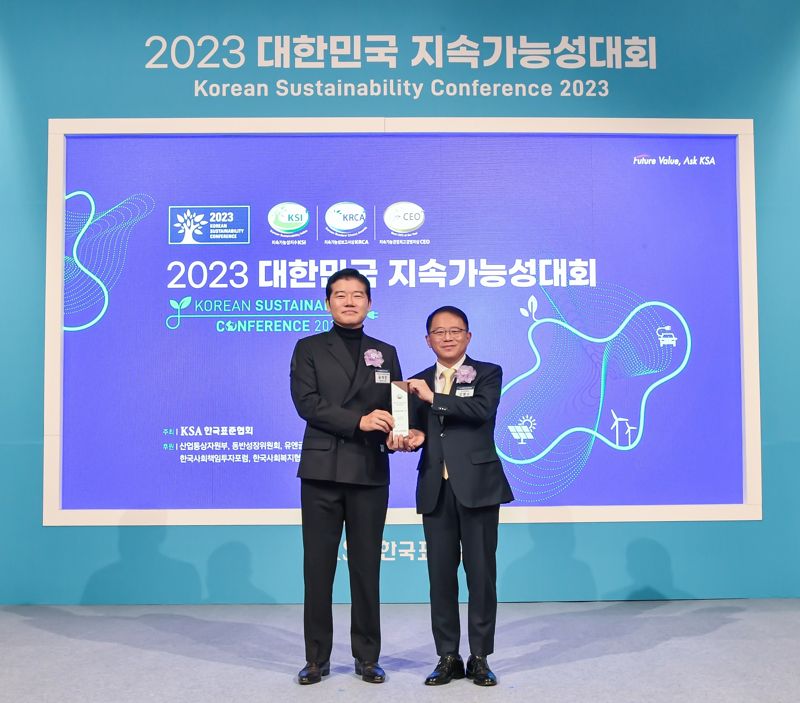 지난 24일 서울 중구 롯데호텔에서 진행된 '2023 대한민국 지속가능성대회'에서 유석진 코오롱FnC 대표이사(왼쪽)가 최고경영자상 수상 후 기념촬영을 하고 있다.