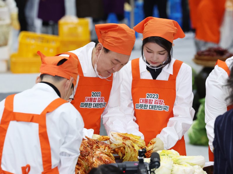 윤석열 대통령과 부인 김건희 여사가 27일 경기 고양시 킨텍스에서 열린 나눔과 봉사의 국민 대통합 김장 행사에서 김치를 담그고 있다. /사진=뉴시스