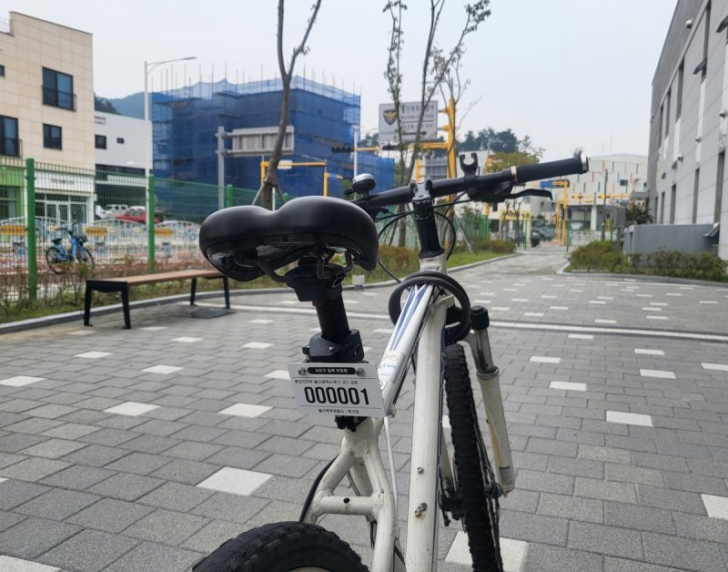 울산 북부경찰서가 시범운영 중인 자전거 등록제를 통해 번호판을 붙인 자전거의 모습. 울산 북부경찰서 제공