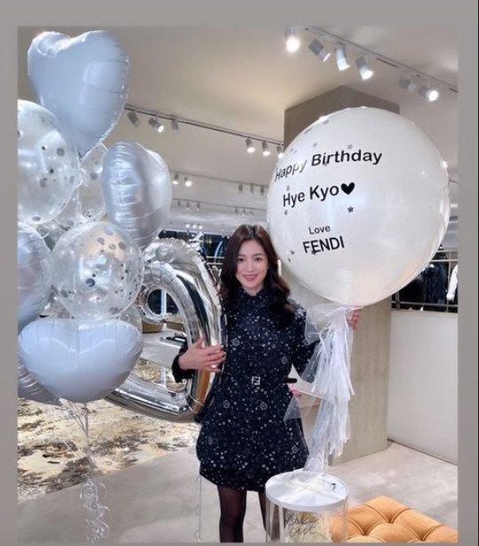 송혜교, 42세 안 믿기는 동안 미모…생일 축하에 환한 미소