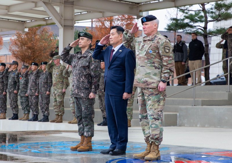 신원식 국방부 장관(가운데)이 27일 오후 평택 한미연합군사령부를 방문해 폴 라카메라 연합사령관(오른쪽)과 강신철 연합사 부사령관과 함께 의장행사 중 경례를 하고 있다.<div id='ad_body3' class='mbad_bottom' ></div> 사진=국방부 제공