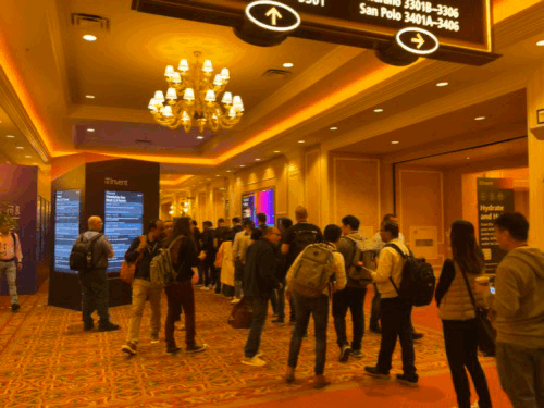 AWS 리인벤트가 열리는 베네시안 호텔에서 관람객들이 세션 입장을 위해 기다리고 있다. 사진=임수빈 기자