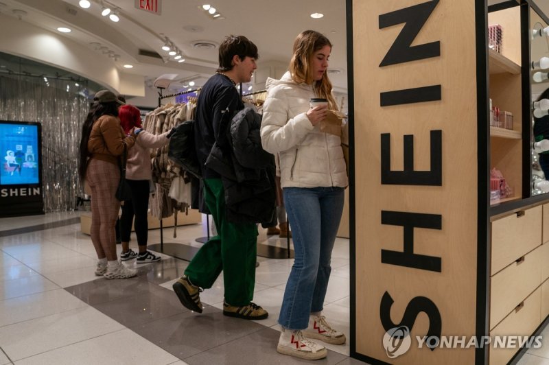 뉴욕 타임스퀘어 포레버21 매장 내 쉬인 팝업스토어 People shop at the Shein Holiday pop-up shop inside of Times Squares Forever 21 in New York City, U.S., November 10, 2023.REUTERS/David 'Dee' Delgado
