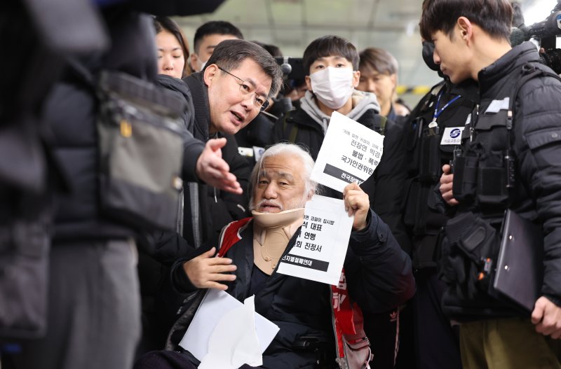 박경석 전국장애인차별철폐연대 공동대표가 28일 오전 서울 종로구 서울지하철 4호선 혜화역에서 지하철 탑승을 거부 당하고 역사 밖으로 나가고 있다. /사진=뉴시스