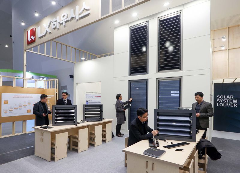 28일 동대문디자인플라자(DDP)에서 열리고 있는 ‘서울 기후테크 컨퍼런스’에 마련된 LX하우시스 전시관을 방문한 관람객이 '솔라시스템 루버'를 살펴보고 있다. LX하우시스 제공.
