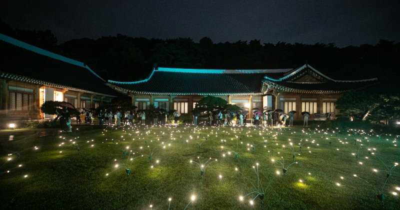 지난 9월 서울 종로구 청와대에서 열린 '청와대 밤의 산책 행사'를 찾은 관람객들이 관저를 살펴보고 있다. 사진=뉴스1