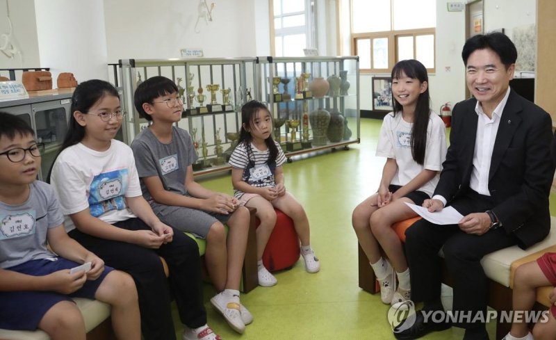 김대중 전남도교육감 학생들과 대화하는 김대중 교육감 [전남도교육청 제공.재판매 및 DB금지]