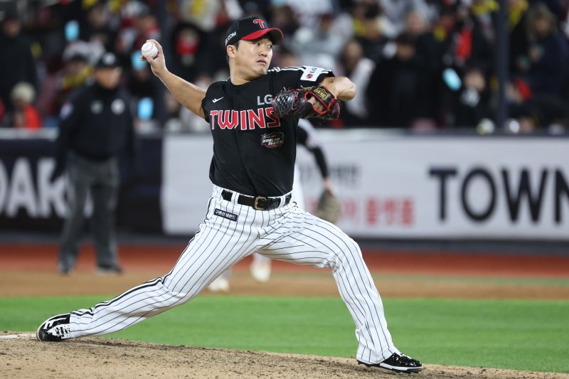 [수원=뉴시스] 권창회 기자 = 10일 오후 경기 수원시 kt위즈파크에서 열린 2023 KBO 한국시리즈 3차전 LG 트윈스와 kt 위즈의 경기, 8회 말 LG 고우석이 역투하고 있다. 2023.11.10. kch0523@newsis.com /사진=뉴시스