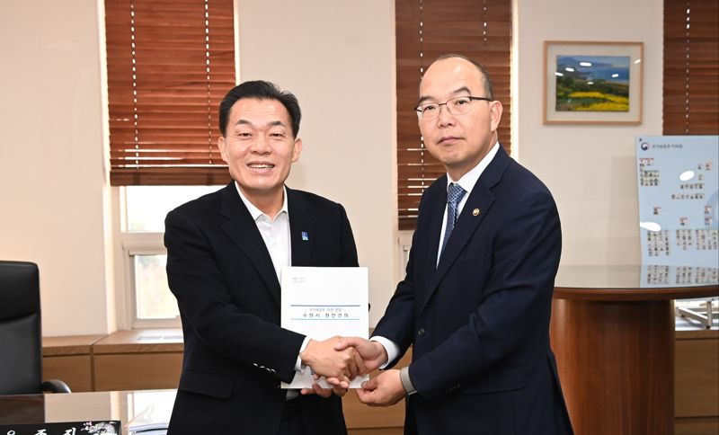 이재준 수원시장이 국가보훈부를 방문 윤종진 차관에 '수원시 보훈 위탁병원 지정 확대'를 건의했다. 수원시 제공