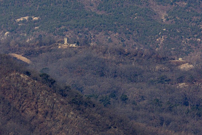 북한이 9·19 남북군사합의로 파괴하거나 철수한 비무장지대(DMZ) 내 최전방 감시초소(GP) 복원 작업에 들어간 가운데 지난 2023년 11월 28일 경기도 연천군 DMZ에서 북측 GP 일대가 적막하다. 남북은 지난 2018년 9·19 남북군사합의를 통해 GP 시범 철수를 이행했으나, 북한은 합의 파기를 선언했다. 연합뉴스