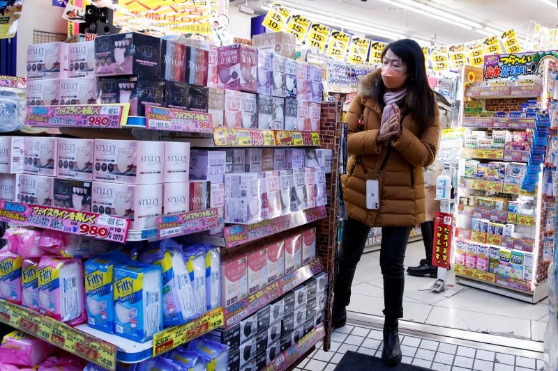 일본 수도 도쿄도의 한 약국에서 쇼핑객이 물건을 살펴보고 있다. 뉴스1