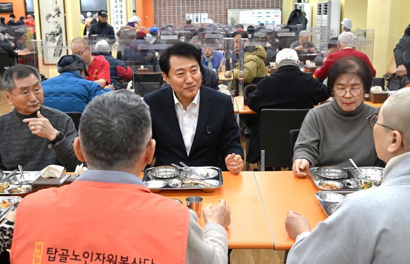 오세훈 서울시장이 28일 서울노인복지센터를 방문해 어르신들과 식사를 함께하며 이야기를 나누고 있다. 서울시 제공
