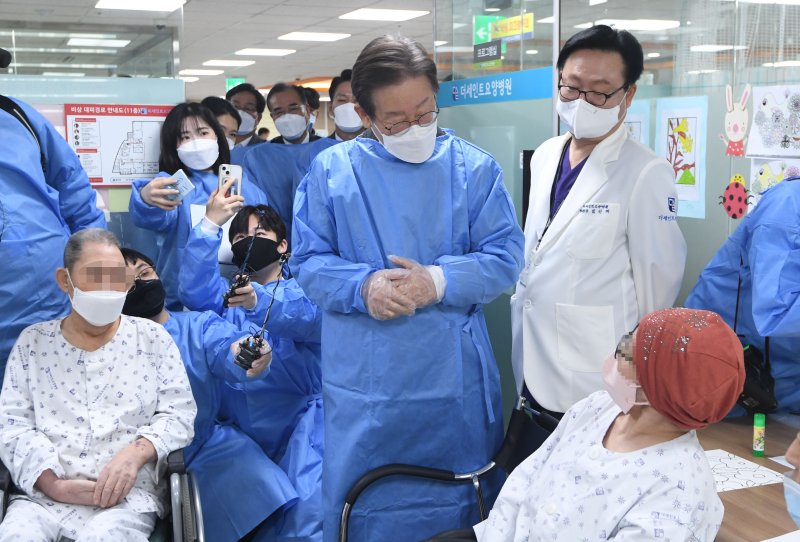 민주, 총선공약 1호 '간병비 급여화'.."요양병원부터 순차적으로 넓힐 것"