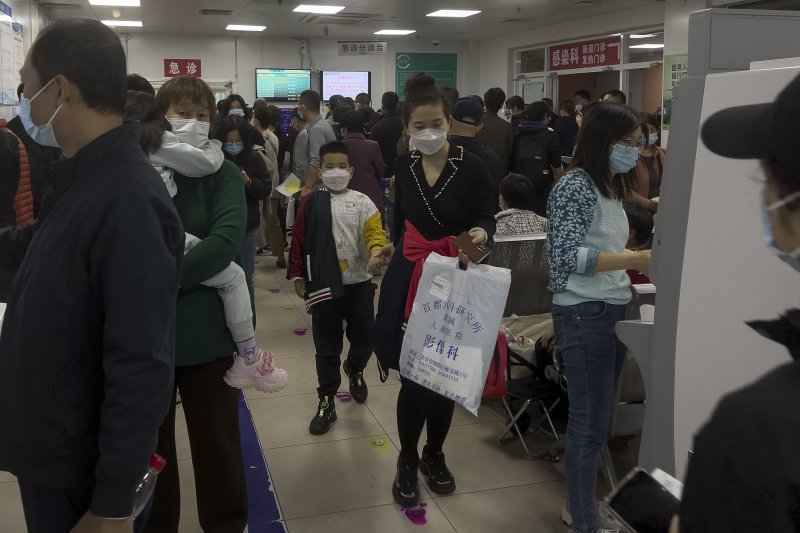 지난 10월30일(현지시간) 중국에서 마이코플라스마 폐렴과 인플루엔자 등 어린이 호흡기 질환이 여전히 유행하는 가운데 베이징의 한 어린이 병원의 붐비는 입원실에서 차례를 기다리는 아이들과 부모들. AP뉴시스