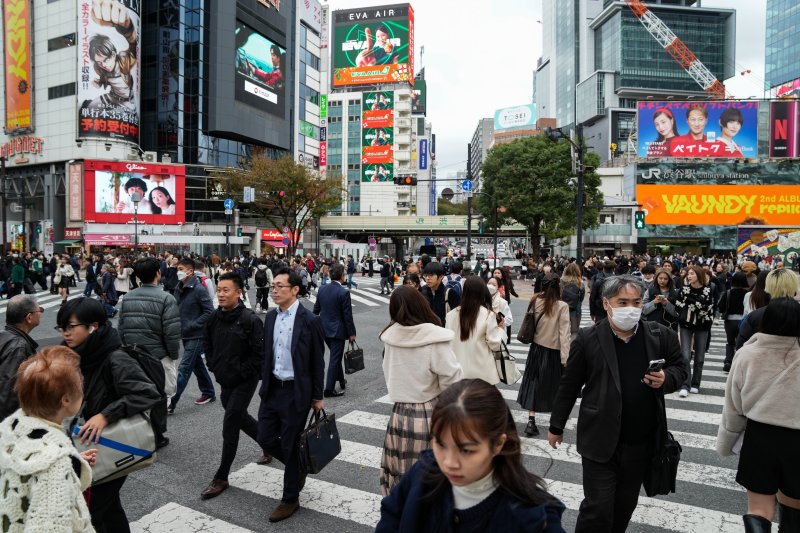 일본 도쿄의 교차로를 지나가는 사람들. 뉴시스