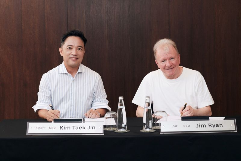 김택진 엔씨소프트(엔씨) 대표(왼쪽)와 짐 라이언 소니 인터랙티브 엔터테인먼트(SIE)가 글로벌 사업 협력을 위한 전략적 파트너십을 체결한 뒤, 기념촬영을 하고 있다. 엔씨 제공