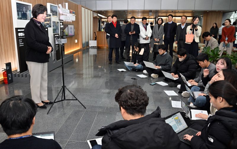 신계용 과천시장이 29일 서울시청에서 오세훈 시장과 면담을 마친 뒤 취재진 질문에 답하고 있다.<div id='ad_body3' class='mbad_bottom' ></div> 공동취재