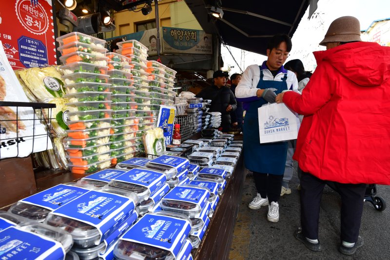 지난 26일 경북 포항시 북구 죽도시장을 찾은 관광객들이 지역 특산물인 꽁치 과메기를 구입하고 있다.2023.11.26/뉴스1 ⓒ News1 최창호 기자