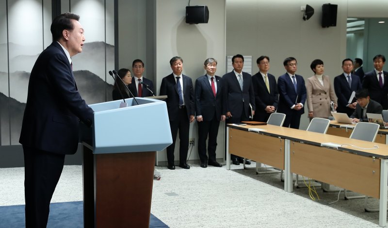 윤석열 대통령이 29일 용산 대통령실 청사 브리핑룸에서 김대기 비서실장을 비롯한 참모들이 지켜보는 가운데 2030 부산세계박람회(엑스포) 유치 무산과 관련한 대국민 메시지를 발표하고 있다. /사진=뉴스1화상