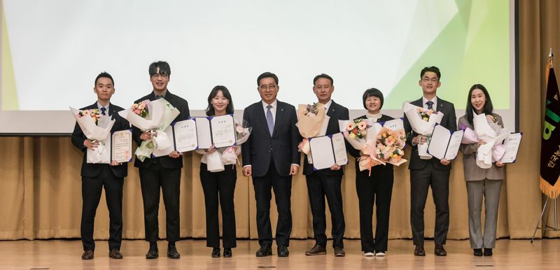 김춘진 한국농수산식품유통공사 사장(왼쪽 4번째)이 28일 창립 56주년 기념식에서 포상자 단체와 기념사진을 촬영하고 있다. /사진=한국농수산식품유통공사
