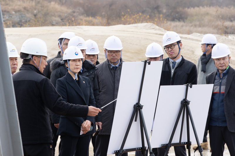 한화진 환경부 장관이 29일 오전 세종시 대평동 금강 세종보를 찾아 정상화를 위한 정비 계획 점검을 하고 있다. (환경부 제공)2023.11.29/뉴스1 ⓒ News1 김기남 기자