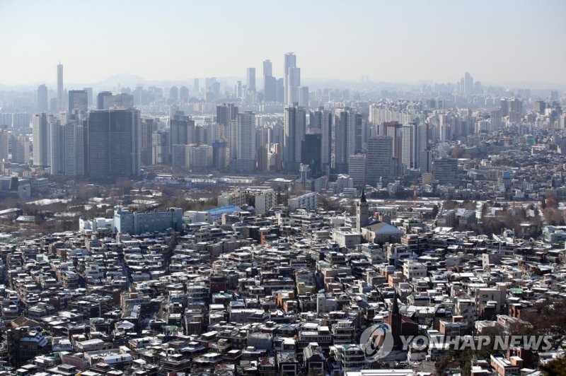 올 연말 전국에서 4만 가구 규모의 밀어내기 분양 물량이 쏟아지면서 분양 성적표에 관심이 집중된다. 남산에서 바라본 서울 시내 모습. 연합뉴스