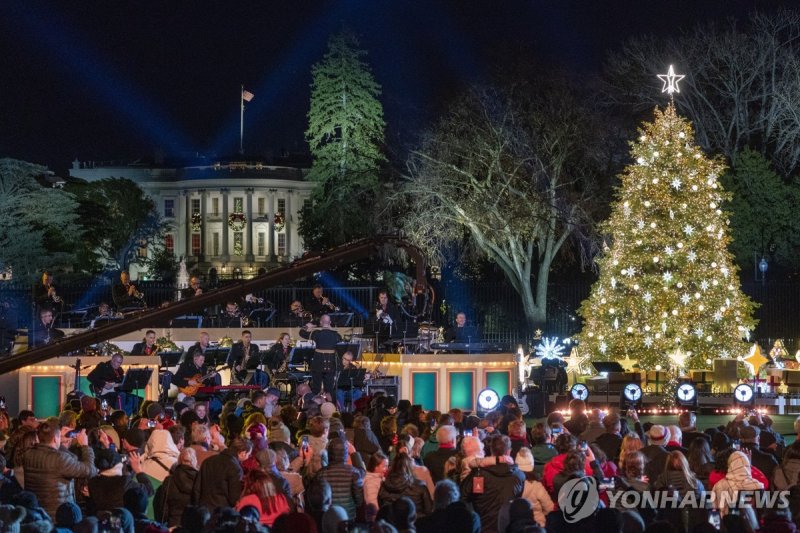 2022년 백악관 내셔널 크리스마스트리 점등식 epa10340296 The National Christmas tree with the White House in the background during the 2022 National Christmas Tree Lighting Ceremony in Presidents Park, on the Ellipse in Washington, DC, USA, 30 November 2022. Also attending the 100th National Christmas tree lighting ce