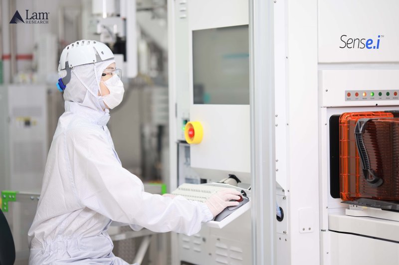 KTC 내부에서 램리서치 직원이 센스아이 장비로 작업하고 있다. (램리서치 제공)