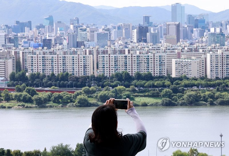 달라질 압구정 일대 아파트 모습 (서울=연합뉴스) 홍해인 기자 = 서울시는 제14차 도시·건축공동위원회에서 '압구정아파트지구 지구단위계획안'을 수정 가결했다고 14일 밝혔다. 이번 안은 1976년 지정된 기존의 압구정아파트지구를 지구단위계획구역으로 전환하면서 건축물의 용도, 밀도, 높이 등의 규제를 완화하는 내용을 담았다. 이미 신속통합기획을 통해 재건축 계획이 확정된 2∼5구역처럼 1·6구역도 최대 300%의 용적률이 적용돼 최고 50층 안팎의 건물을 올릴 수 있다. 사진은 이날 현대아파트 등 서울 압구정 일대 아파트 단지 모습.