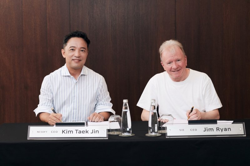김택진 엔씨소프트(엔씨) 대표(왼쪽)와 짐 라이언 소니 인터랙티브 엔터테인먼트(SIE)가 글로벌 사업 협력을 위한 전략적 파트너십을 체결한 뒤, 기념촬영을 하고 있다.