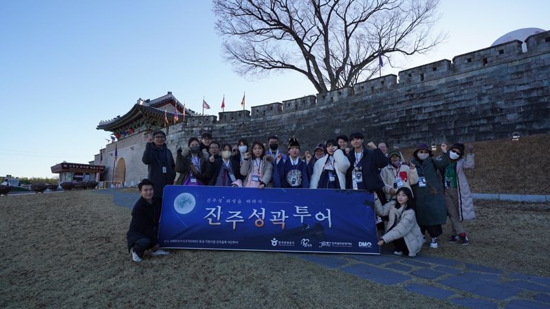 진주 DMO에서 운영하는 '진주골목 야간투어' 참가자들의 모습. 한국관광공사 제공