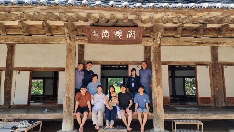홍성 DMO의 ‘어서와 홍성은 처음이지’ 프로그램 참가자들. 귀촌인의 지인들이 홍성을 방문해 함께 여행하고 있다. 한국관광공사 제공