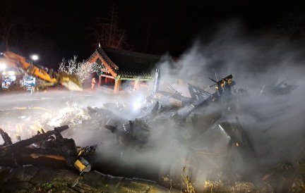 29일 오후 6시 50분께 경기 안성시 죽산면 칠장사에 발생한 화재로 대한불교조계종 총무원장을 지낸 자승스님이 숨졌다. /사진=경기도소방재난본부 제공,뉴시스