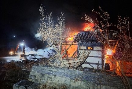 29일 오후 6시 50분께 경기 안성시 죽산면 칠장사에 발생한 화재로 대한불교조계종 총무원장을 지낸 자승스님이 숨졌다. /사진=경기도소방재난본부 제공, 뉴시스