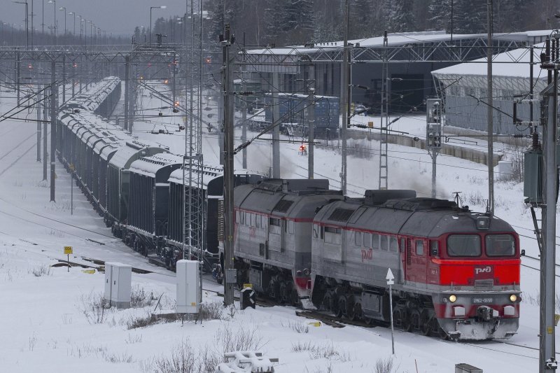 지난해 11월 29일 핀란드 남동부 라펜란타에서 러시아 기관차가 화물을 끌고 러시아를 향해 이동하고 있다.AP연합뉴스