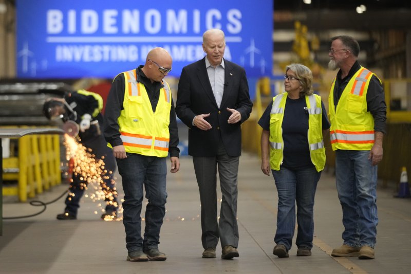 [푸에블로=AP/뉴시스]조 바이든 미국 대통령이 28일(현지시간) 오후 미국 콜로라도주 푸에블로에 있는 씨에스윈드(CS윈드) 풍력 타워 공장을 방문했다. 씨에스윈드는 세계 최대 풍력타워 제조업체로 2021년 미국 내 공장을 인수, 2억달러(약 2600억원) 이상을 투자하기로 한 것으로 전해진다. 2023.11.30