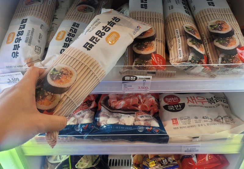 이마트24가 30일부터 유부우엉김밥을 판매한다. /사진=이마트24