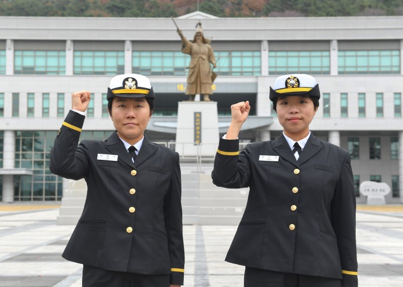 제135기 해군·해병대 사관후보생(OCS) 임관식, 해군중사인 남동생에 이어 해군소위로 임관한 이혜수 소위(왼쪽), 해군원사 아버지와 해군하사 여동생에 이어 해군소위로 임관한 장미영 소위. 사진=해군 제공