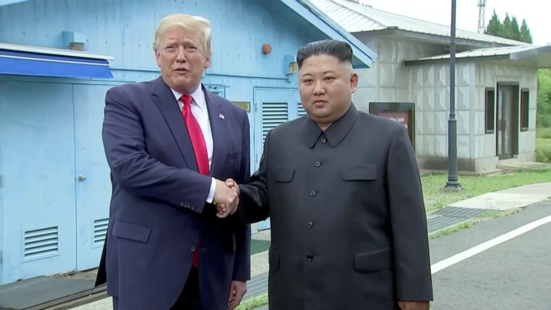 도널드 트럼프 전 미국 대통령과 김정은 북한 국무위원장이 지난 2019년 6월30일 오후 판문점 군사분계선에서 만나 악수를 나누고 있는 모습. 사진=뉴스1