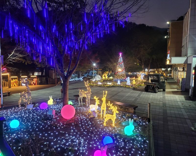 부산 어린이대공원 만남의 광장 일원에 마련된 블링블링 산타마을 전경. 부산시설공단 제공