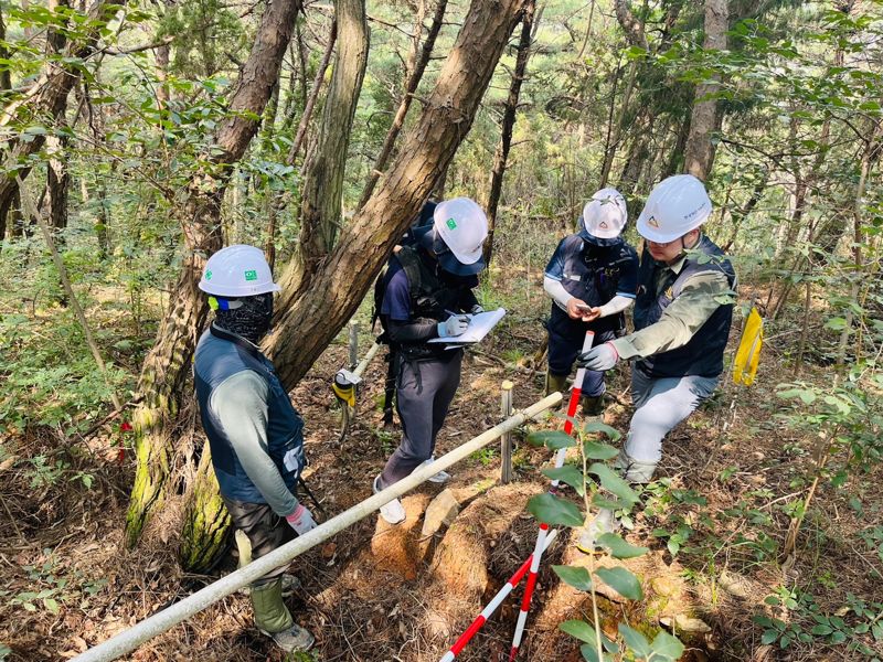 산림청의 땅밀림 무인원격감시시스템 점검 모습.