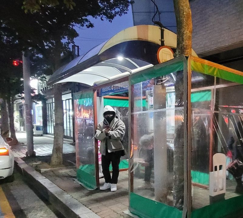 전남 순천시가 겨울철 교통약자 및 어르신 등 버스를 이용하는 시민들이 승강장에서 따뜻하게 대기할 수 있도록 발열의자와 바람막이<사진>를 추가 설치한다. 순천시 제공