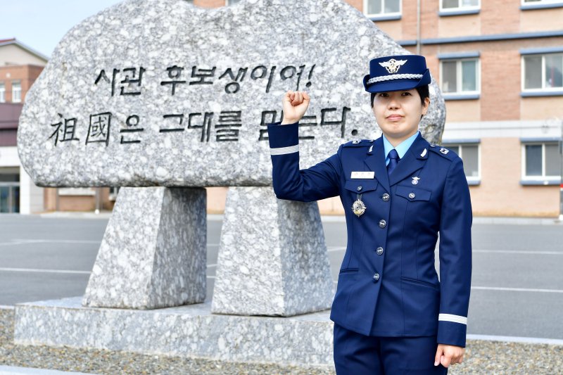 공군 학사장교 206명 임관, 형제 통역 장교·3대 이은 장교 가문 등